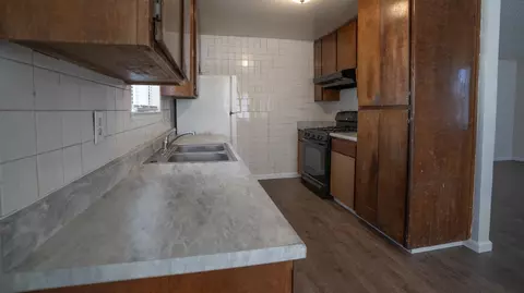 Kitchen - 429 E Valley St, Coalinga, CA 93210 photo 3 of 4