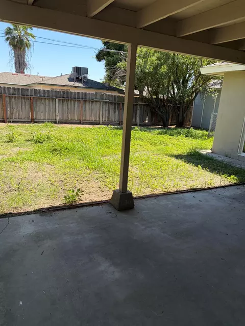 Exterior - 822 W Alamos, Clovis, CA 93612 photo 5 of 7
