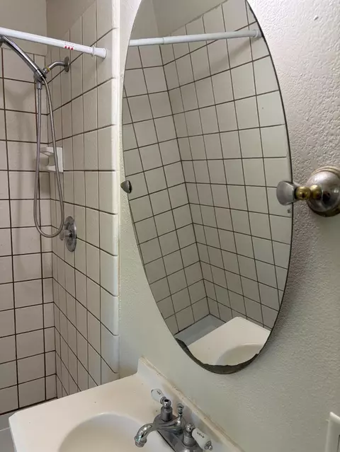 Bath - 822 W Alamos, Clovis, CA 93612 photo 6 of 6