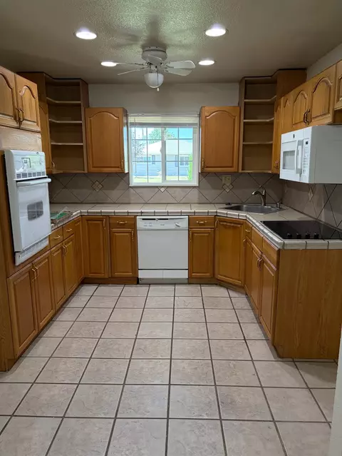 Kitchen - 822 W Alamos, Clovis, CA 93612 photo 2 of 3