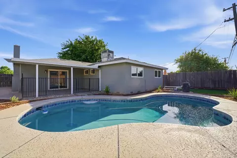 821 W Fairmont Ave, Clovis, CA 93612 photo 1