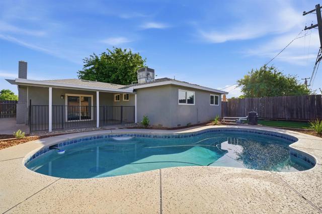821 W Fairmont Ave, Clovis, CA 93612