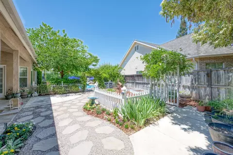 Exterior - 377 Moody Ave, Clovis, CA 93619 photo 7 of 12