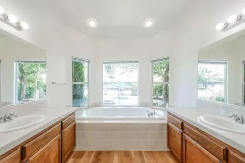 Bath - 377 Moody Ave, Clovis, CA 93619 photo 2 of 4