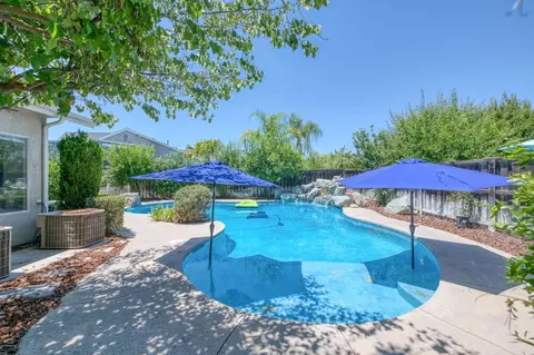 Exterior - 377 Moody Ave, Clovis, CA 93619 photo 8 of 12