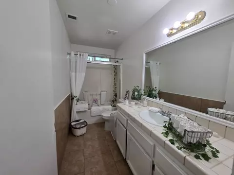 Bath - 19691 Del Mar Rd, Madera, CA 93638 photo 1 of 2