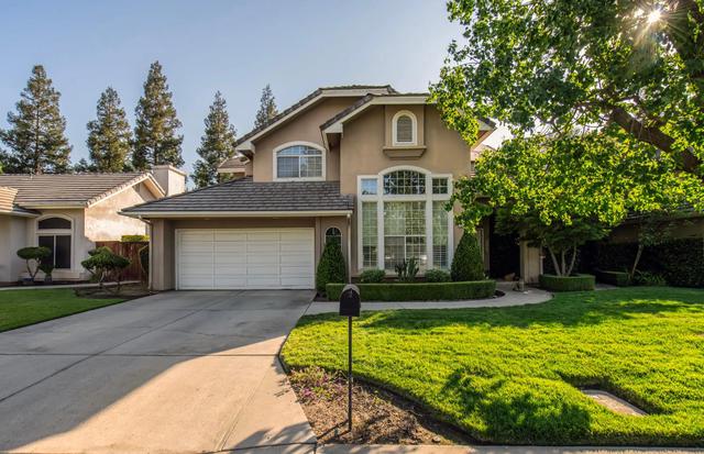 1292 E Le Parc Dr, Fresno, CA 93720