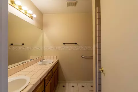 Bath - 25199 Avenue 18, Madera, CA 93638 photo 2 of 2