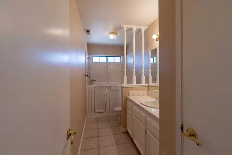 Bath - 25199 Avenue 18, Madera, CA 93638 photo 1 of 2