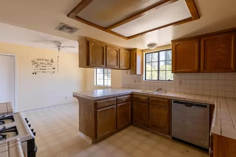 Kitchen - 25199 Avenue 18, Madera, CA 93638 photo 1 of 2
