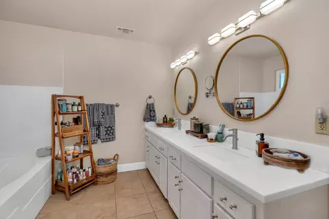 Bath - 16448 Monreal Rd, Madera, CA 93636 photo 1 of 9