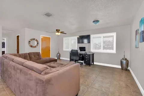 Living - 16448 Monreal Rd, Madera, CA 93636 photo 5 of 6