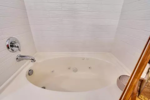 Bath - 16448 Monreal Rd, Madera, CA 93636 photo 3 of 9