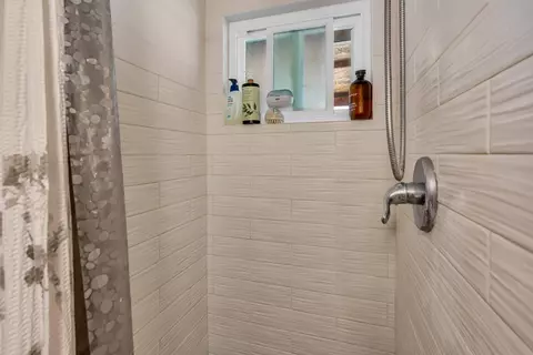 Bath - 16448 Monreal Rd, Madera, CA 93636 photo 4 of 9