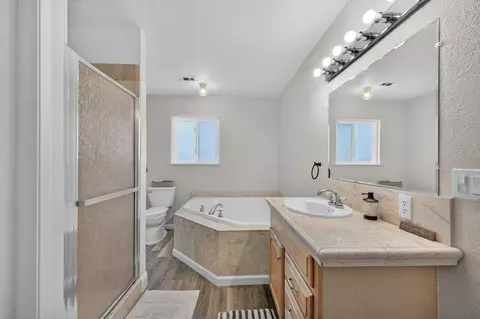 Bath - 11839 E Ashlan Ave, Sanger, CA 93657 photo 1 of 1