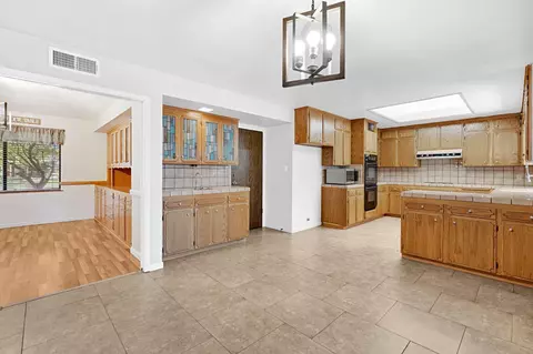 Kitchen - 1661 E Fallbrook Ave, Fresno, CA 93720 photo 3 of 7