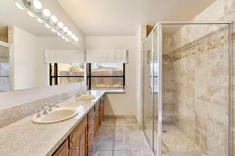 Bath - 1661 E Fallbrook Ave, Fresno, CA 93720 photo 2 of 3
