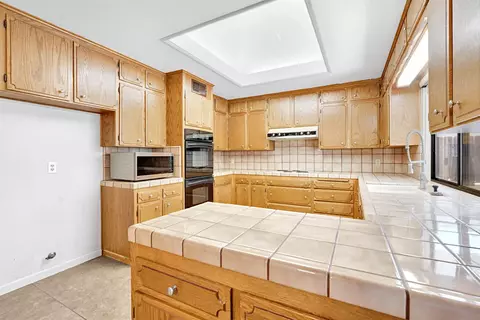 Kitchen - 1661 E Fallbrook Ave, Fresno, CA 93720 photo 5 of 7