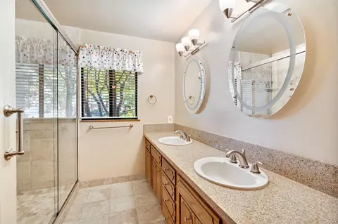 Bath - 1661 E Fallbrook Ave, Fresno, CA 93720 photo 3 of 3