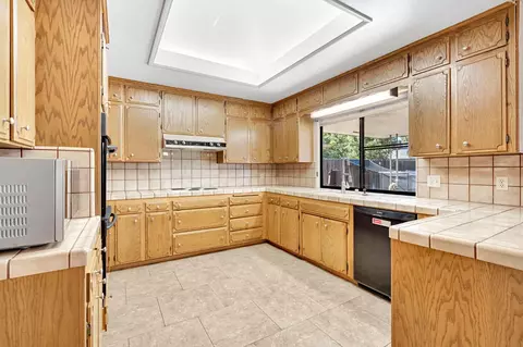 Kitchen - 1661 E Fallbrook Ave, Fresno, CA 93720 photo 4 of 7