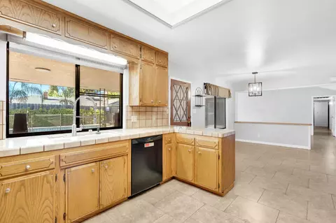Kitchen - 1661 E Fallbrook Ave, Fresno, CA 93720 photo 6 of 7