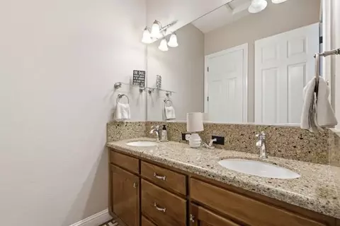Bath - 1697 N Jasmine Ave, Clovis, CA 93619 photo 5 of 5