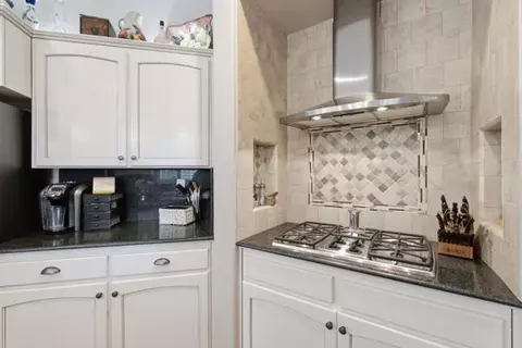 Kitchen - 1697 N Jasmine Ave, Clovis, CA 93619 photo 4 of 5