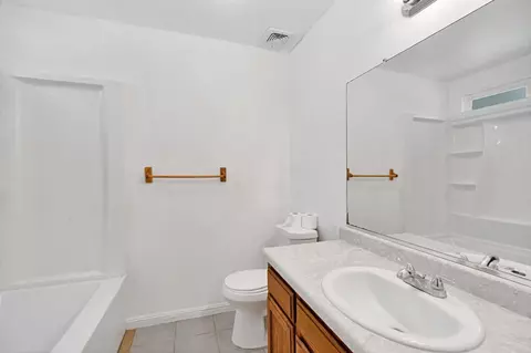 Bath - 1035 La Perla Ln, Madera, CA 93638 photo 1 of 2