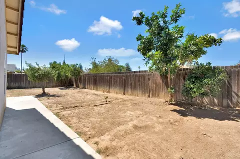 Exterior - 1035 La Perla Ln, Madera, CA 93638 photo 4 of 6