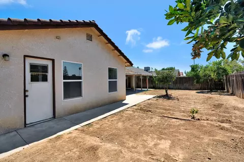 Exterior - 1035 La Perla Ln, Madera, CA 93638 photo 5 of 6