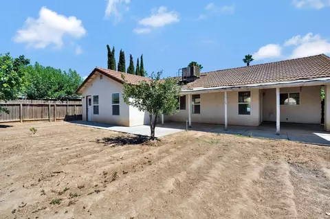 Exterior - 1035 La Perla Ln, Madera, CA 93638 photo 6 of 6