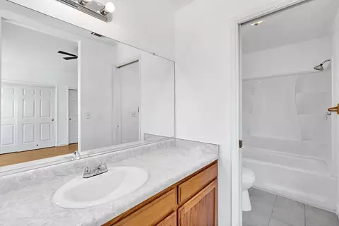 Bath - 1035 La Perla Ln, Madera, CA 93638 photo 2 of 2