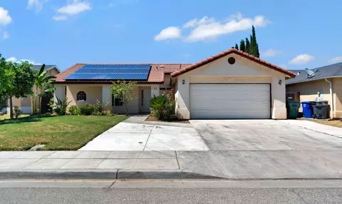 1035 La Perla Ln, Madera, CA 93638
