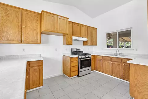 Kitchen - 1035 La Perla Ln, Madera, CA 93638 photo 2 of 3