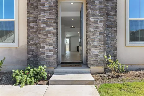 Entry Way - 7153 E Harvard Ave, Fresno, CA 93737 photo 1 of 2