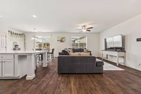 Entry Way - 6552 E Huffman Ave, Fresno, CA 93727 photo 4 of 7