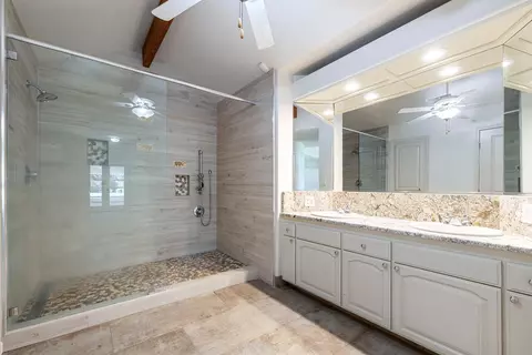 Bath - 16673 La Canada Rd, Madera, CA 93636 photo 4 of 6