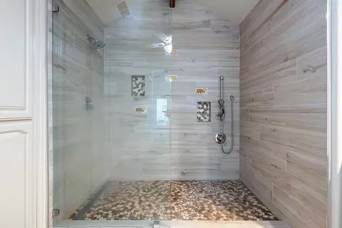 Bath - 16673 La Canada Rd, Madera, CA 93636 photo 5 of 6