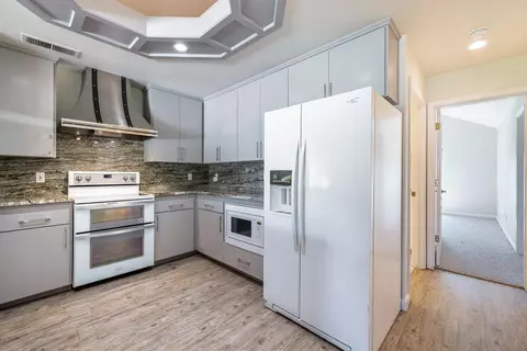 Kitchen - 16673 La Canada Rd, Madera, CA 93636 photo 2 of 5