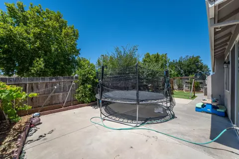 Exterior - 1000 Georgia Ave, Madera, CA 93637 photo 4 of 5