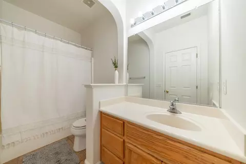 Bath - 1000 Georgia Ave, Madera, CA 93637 photo 2 of 2