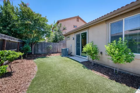 Exterior - 3269 Lahar Ln, Clovis, CA 93619 photo 6 of 10
