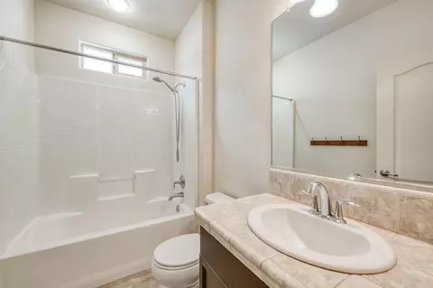 Bath - 3269 Lahar Ln, Clovis, CA 93619 photo 1 of 2