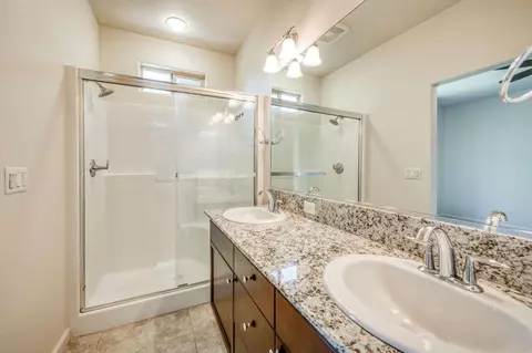 Bath - 3269 Lahar Ln, Clovis, CA 93619 photo 2 of 2