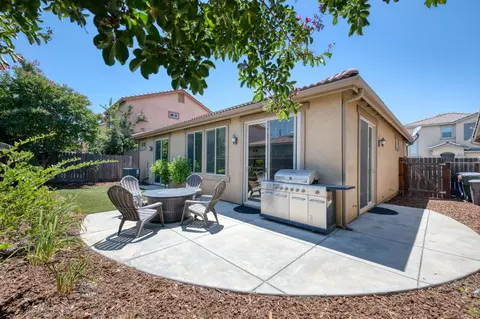 Exterior - 3269 Lahar Ln, Clovis, CA 93619 photo 5 of 10