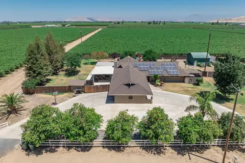936 E Nebraska Ave, Dinuba, CA 93618 photo 2