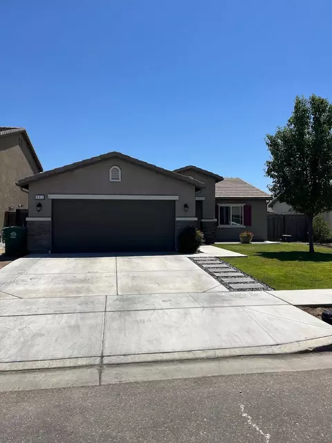 561 Fir Ave, Sanger, CA 93657