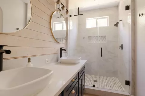 Bath - 3637 Utah Ln, Clovis, CA 93619 photo 3 of 4