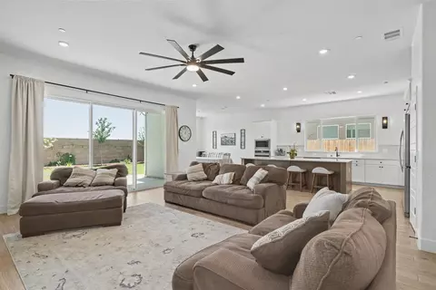735 Traverse Dr S, Madera, CA 93636 photo 2