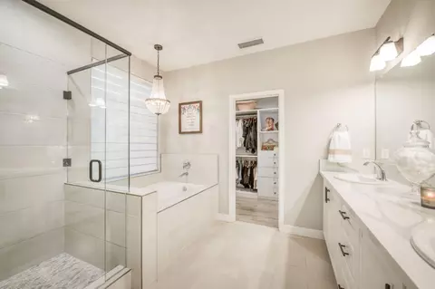 Bath - 501 Overstone Ave, Madera, CA 93636 photo 2 of 4